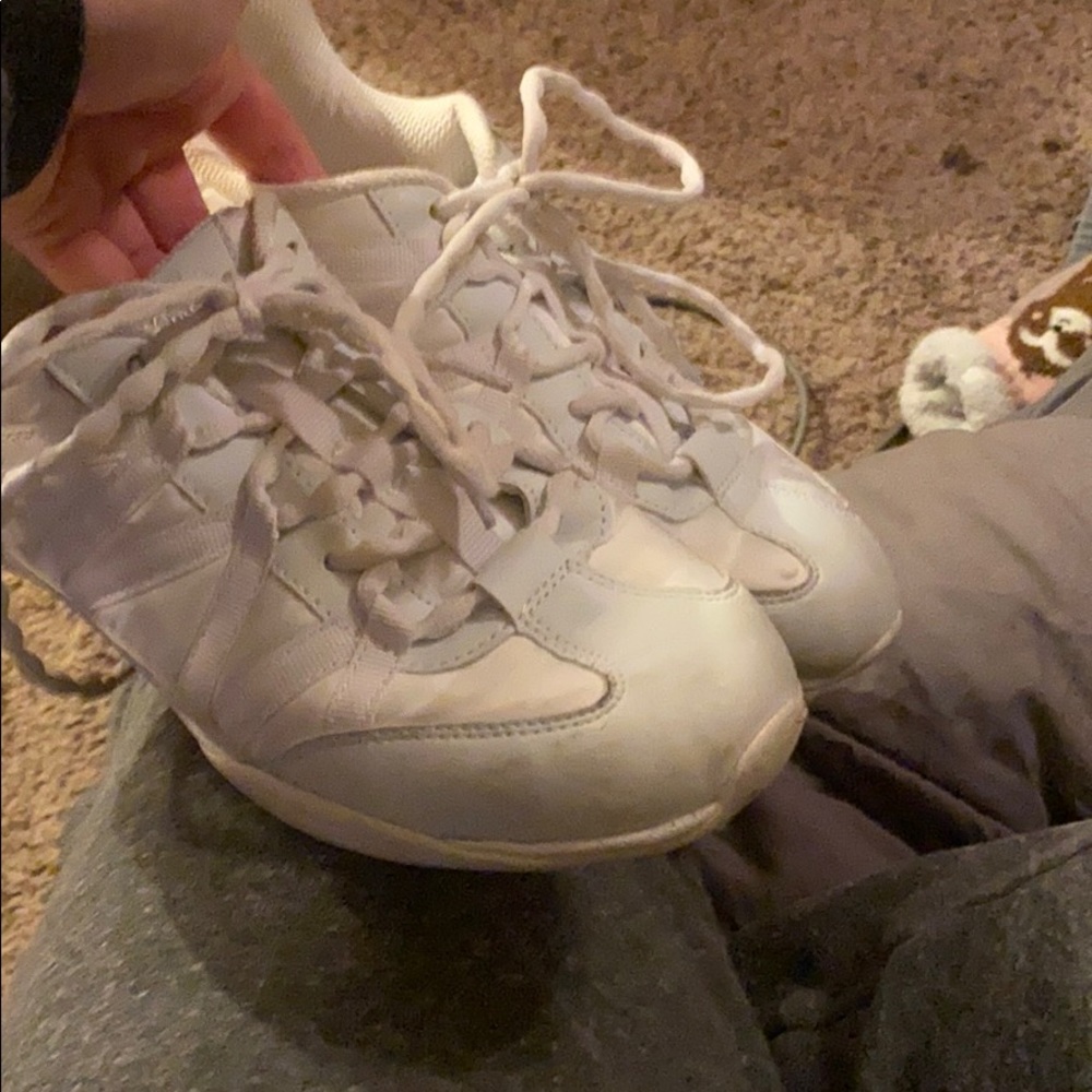 Cheer shoes